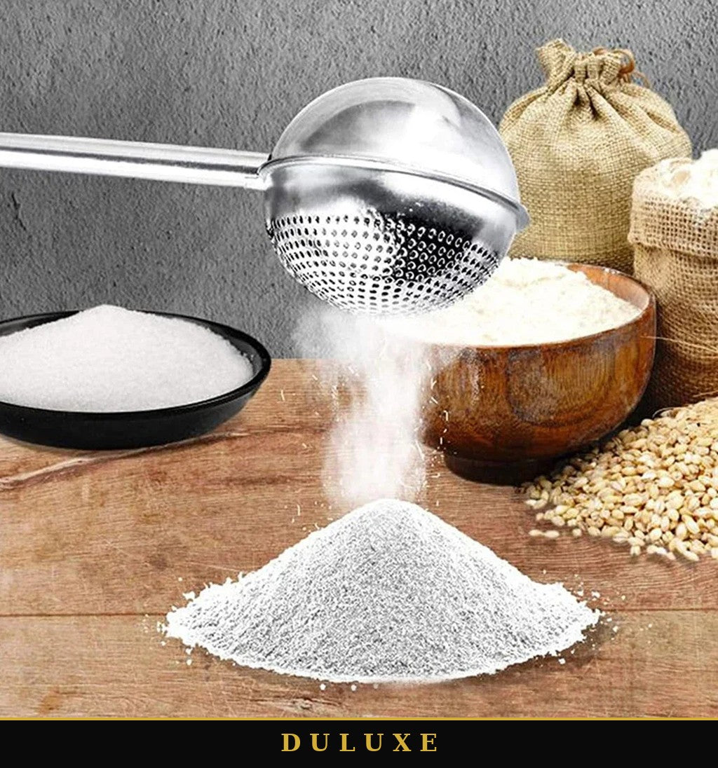 Saupoudreuse DULUXE en action : voile fin de farine et de sucre glace sur le plan de travail