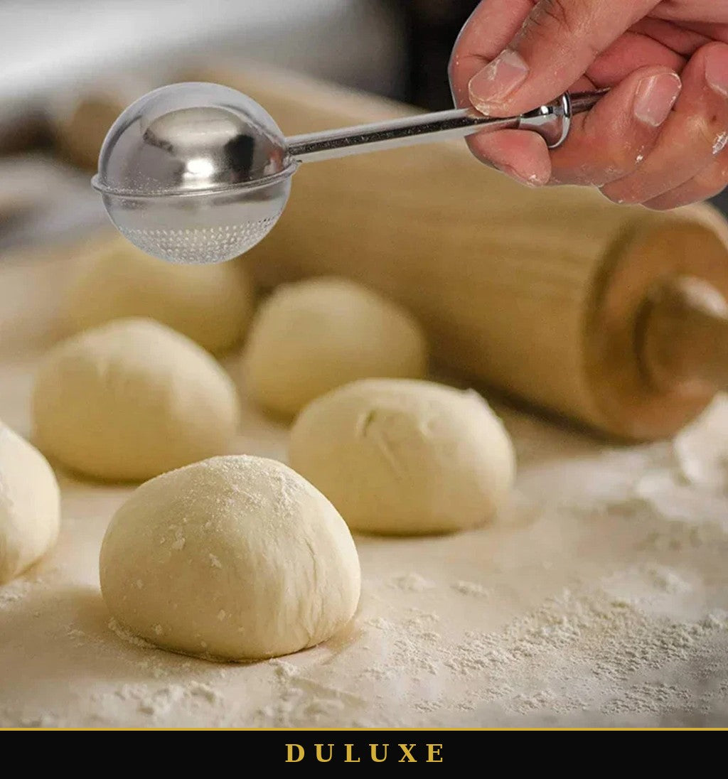 Saupoudreuse DULUXE utilisée en pâtisserie maison, près des pâtons et du rouleau