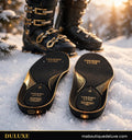 Semelles chauffantes rechargeables DULUXE noires et dorées posées sur la neige fraîche devant des bottes de ski, visuel principal