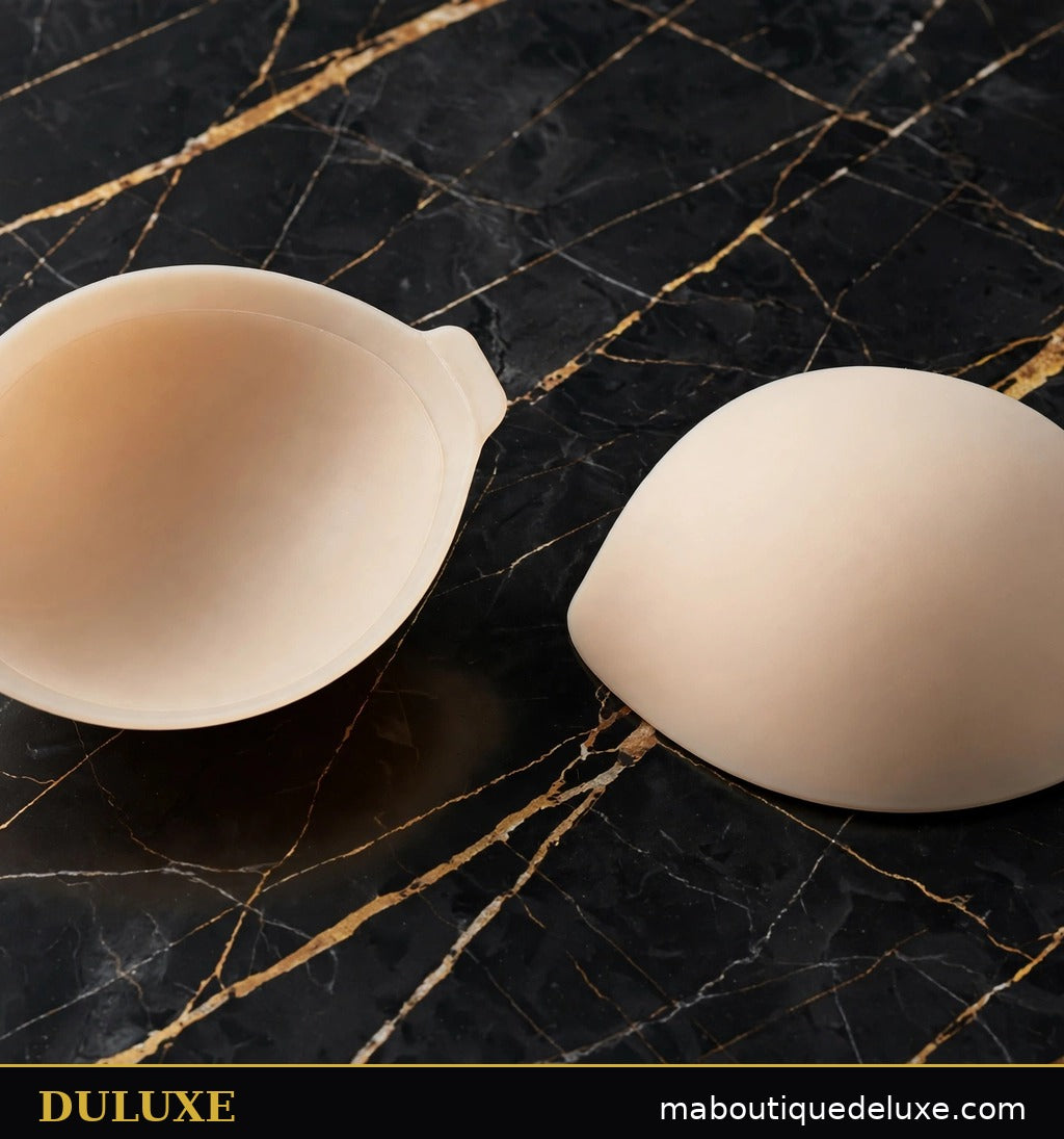 Soutiens-gorge adhésifs invisibles beige DULUXE sur marbre noir et doré, visuel principal