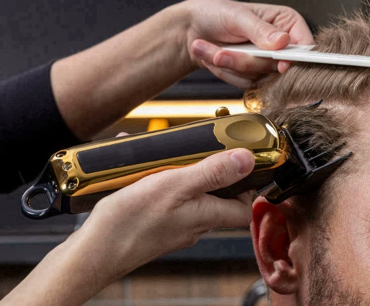 Tondeuse à dégradés DULUXE en utilisation – dégradé en cours