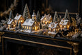 Village de Noël miniature lumineux DULUXE illuminé le soir sur une cheminée, maisons enneigées à LED blanc chaud