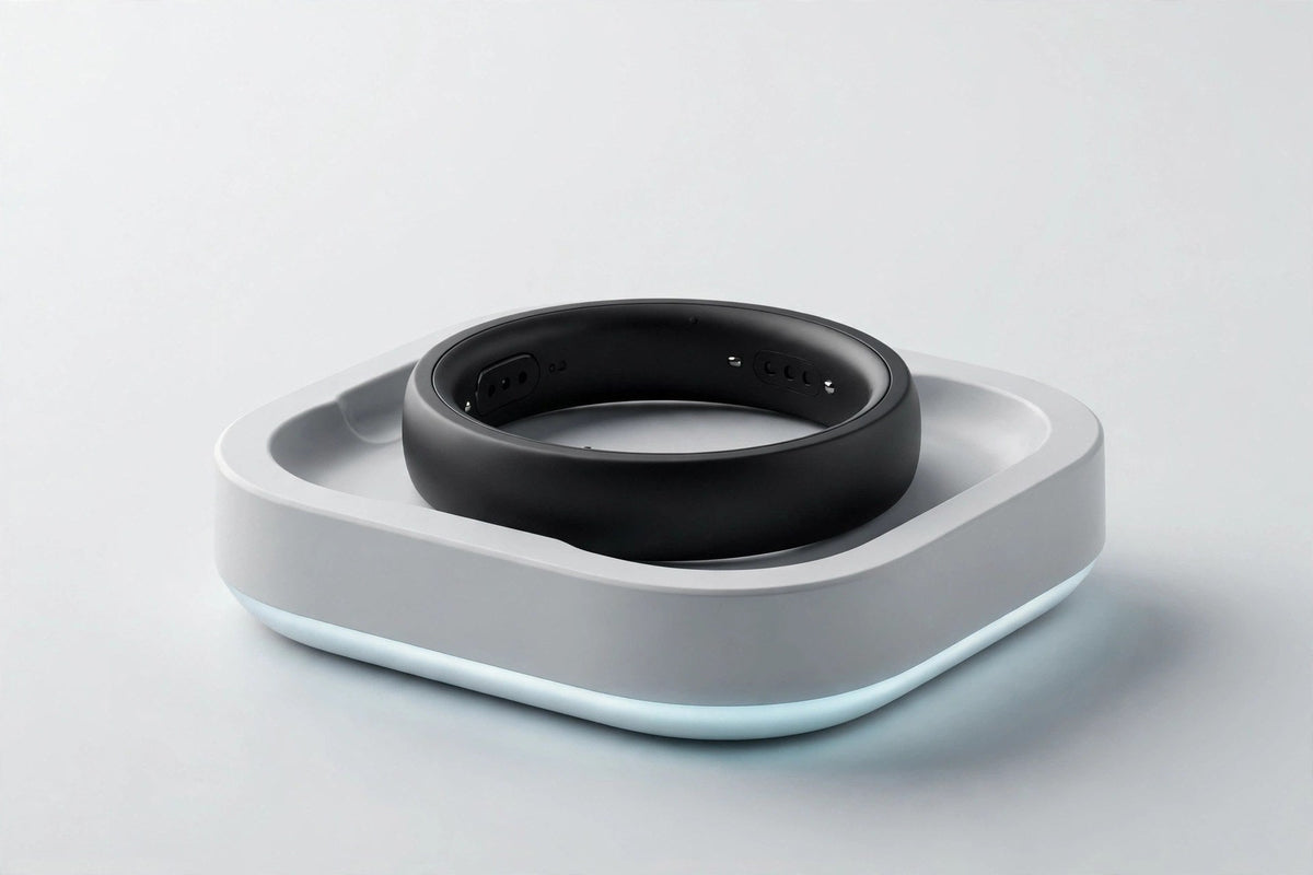 Anneau de fitness intelligent posé sur son socle de charge élégant.