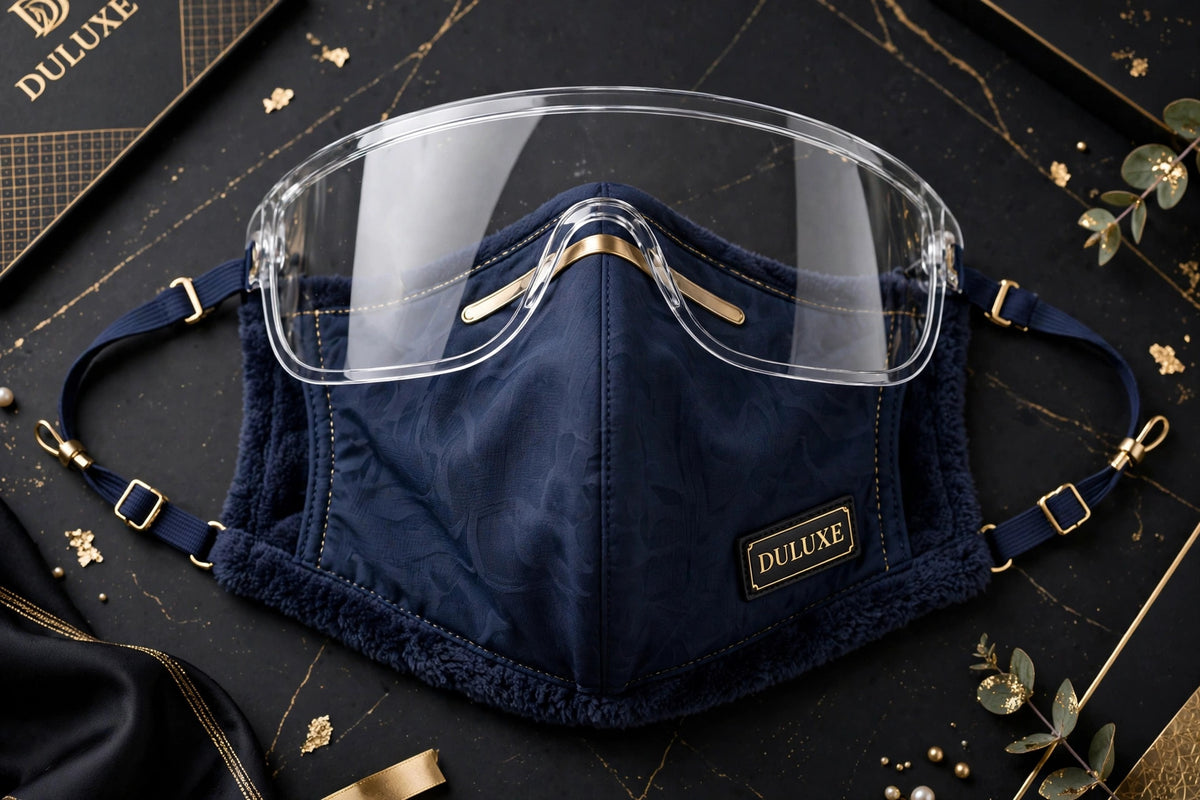 Masque d'hiver bleu marine à visière intégrée présenté à plat