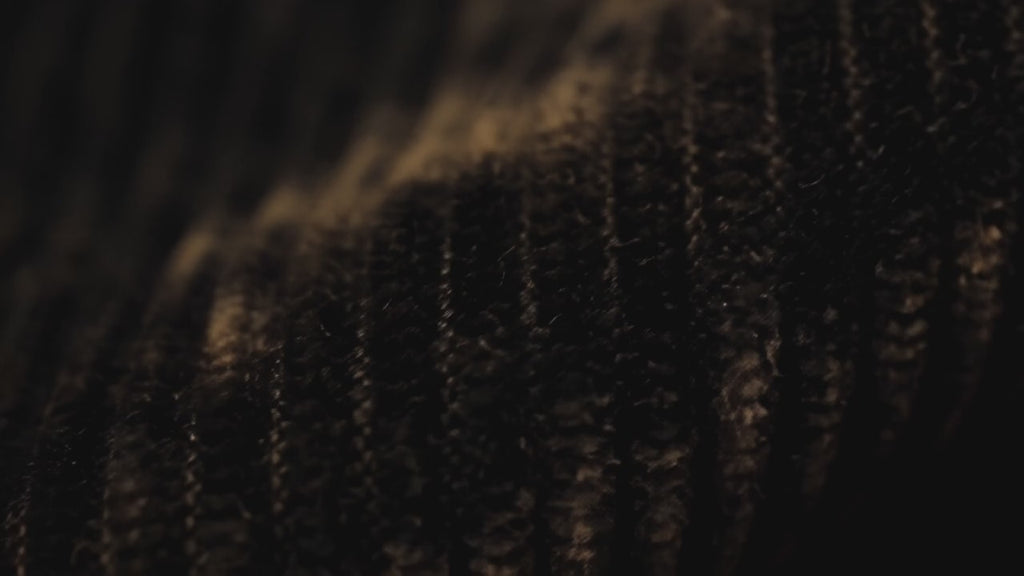 Vidéo en français en gros plan sur la texture du velours côtelé et la doublure chaude, puis enfilage de la veste, griffe DULUXE noir et doré