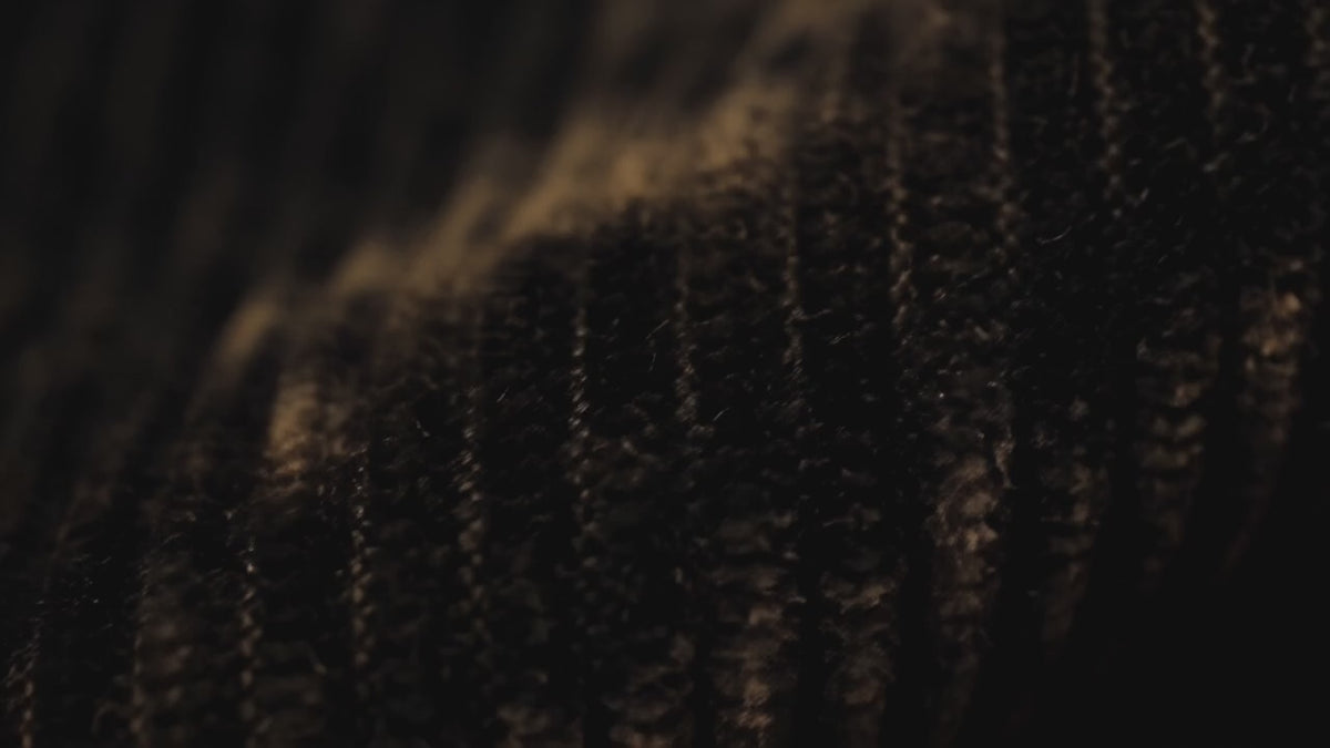 Vidéo en français en gros plan sur la texture du velours côtelé et la doublure chaude, puis enfilage de la veste, griffe DULUXE noir et doré