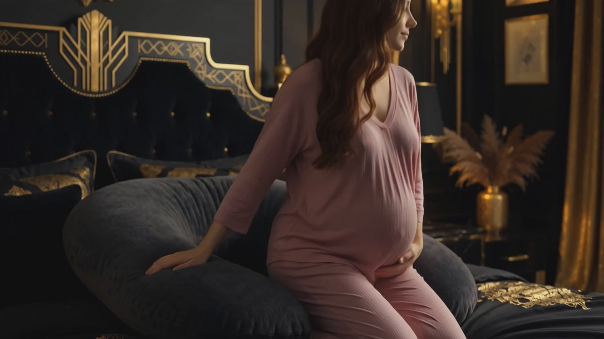Vidéo démo DULUXE – une future maman s'installe pour la nuit dans l'Oreiller de Grossesse en U, ventre et jambes soutenus