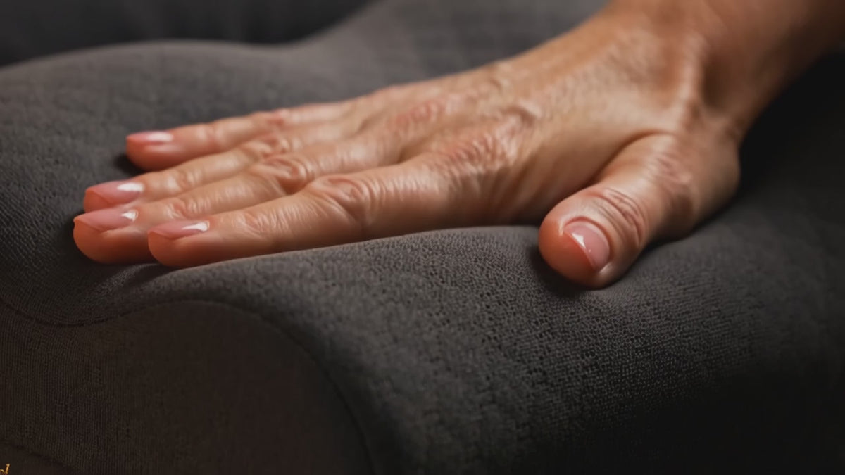Vidéo démo DULUXE – la mousse à mémoire épouse la main puis reprend sa forme ; un couple dort paisiblement sur ses oreillers contour