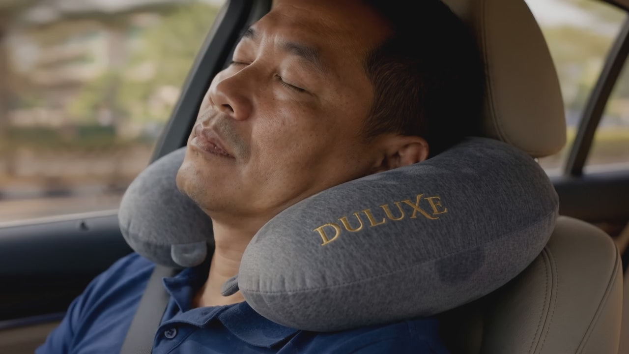 Vidéo démo DULUXE – l'oreiller de voyage en U gris en voiture, au bureau et accroché à la valise à l'aéroport