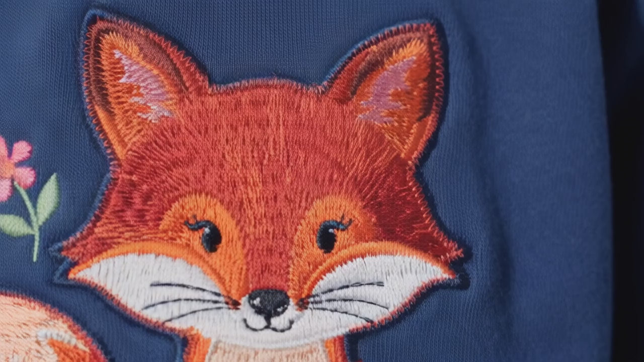 Démonstration vidéo : détails du motif renard brodé et de la poche kangourou du sweat enfant