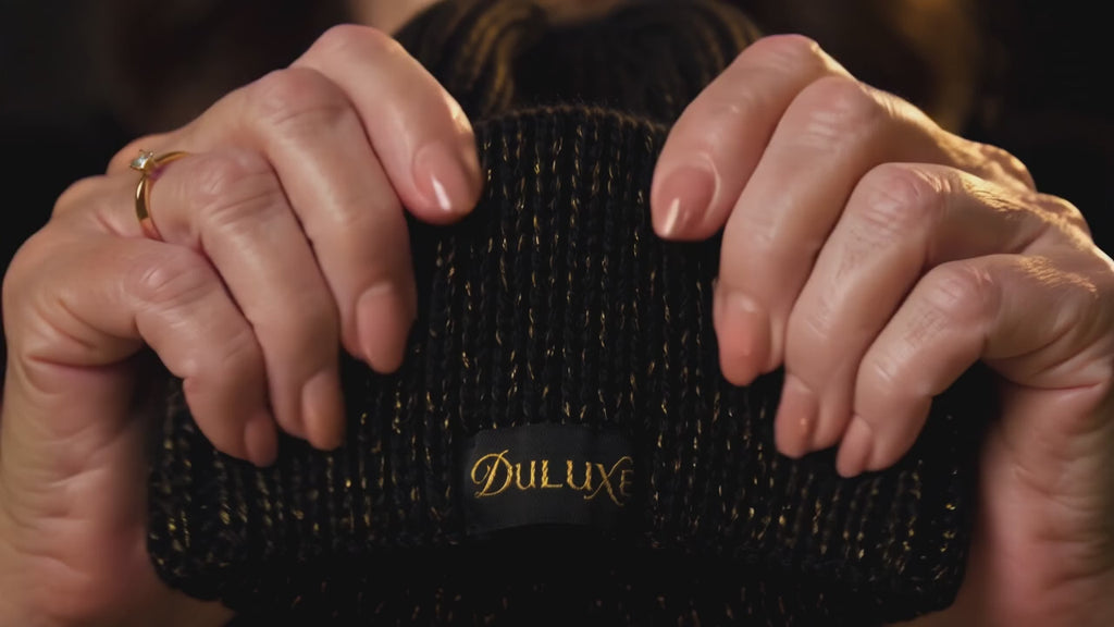 Bonnet tricoté — gros plan tricot, élasticité et enfilage DULUXE