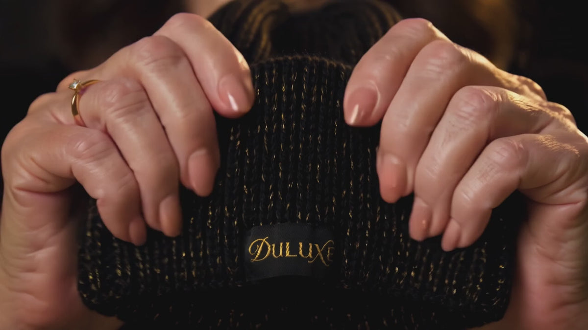 Bonnet tricoté — gros plan tricot, élasticité et enfilage DULUXE