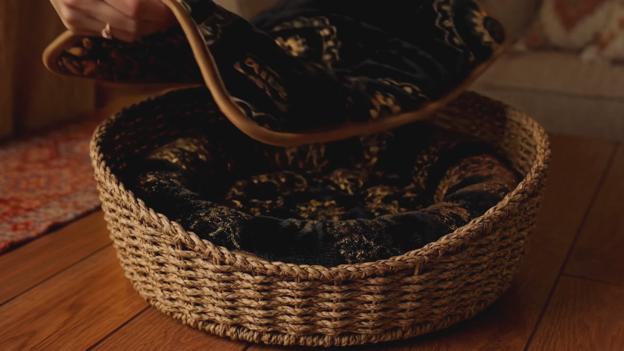 Vidéo : installation du tapis auto-chauffant DULUXE dans un panier, zoom sur la texture