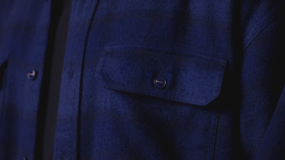 Démonstration vidéo : détails de la flanelle douce et des poches de la surchemise pour homme