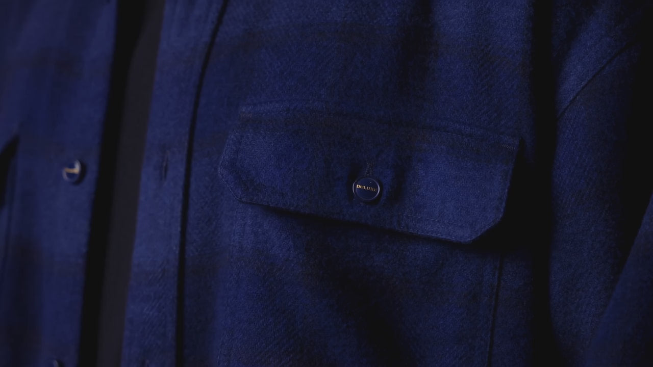 Démonstration vidéo : détails de la flanelle douce et des poches de la surchemise pour homme