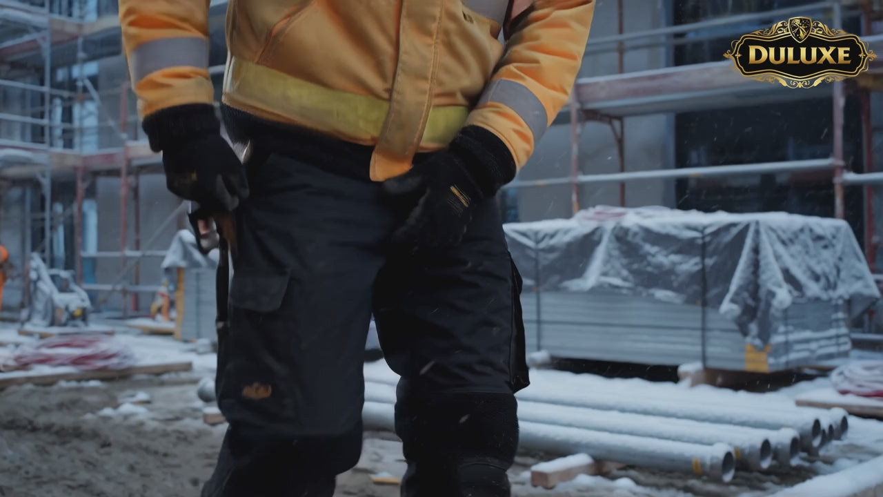 Démonstration en français du pantalon de travail doublé polaire porté au travail en hiver, griffe DULUXE noir et doré