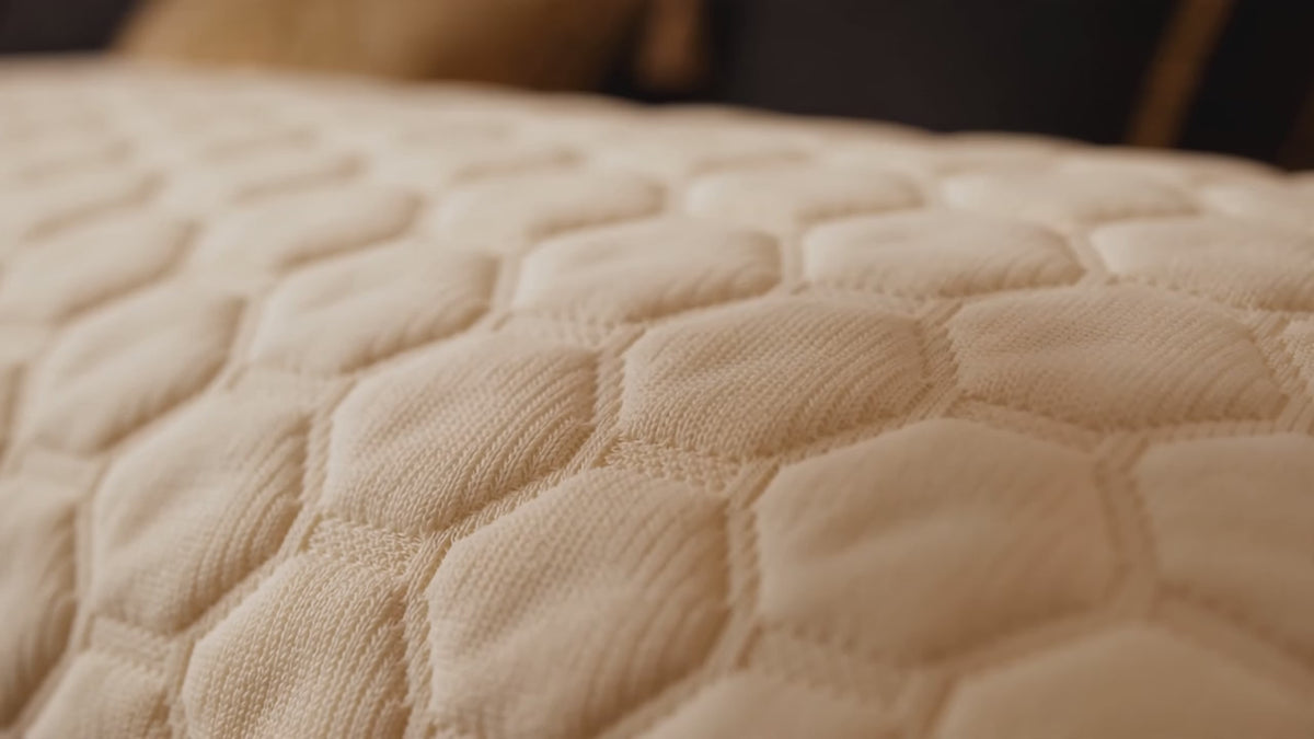 Vidéo démo DULUXE – la main appuie sur la texture nid d'abeille de l'oreiller cervical, effet massage doux