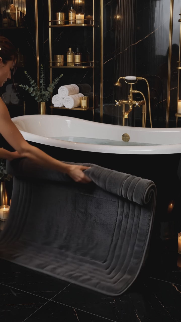 Vidéo démo DULUXE – le Tapis de Bain antidérapant reste bien en place sur le carrelage