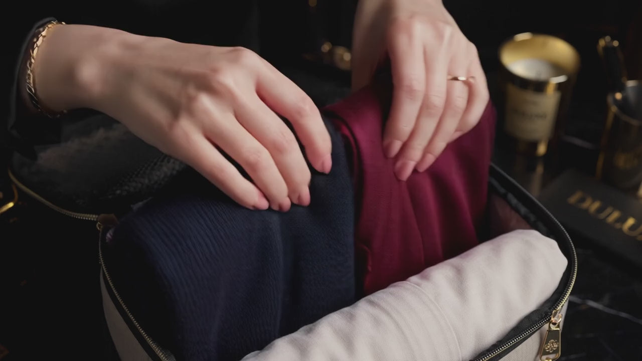 Démonstration rangement vêtements roulés dans les cubes puis compression DULUXE