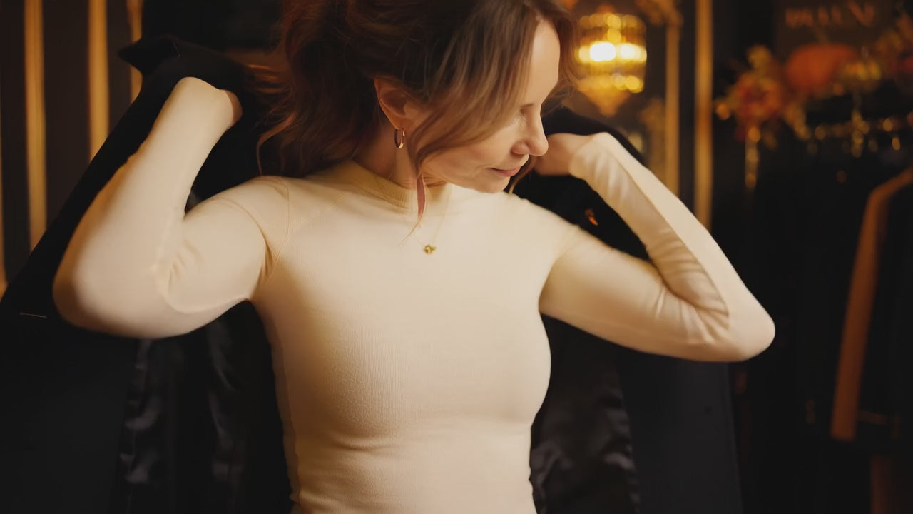 Vidéo démo du top thermique DULUXE : superposition d'un manteau et d'une écharpe dans un décor automnal