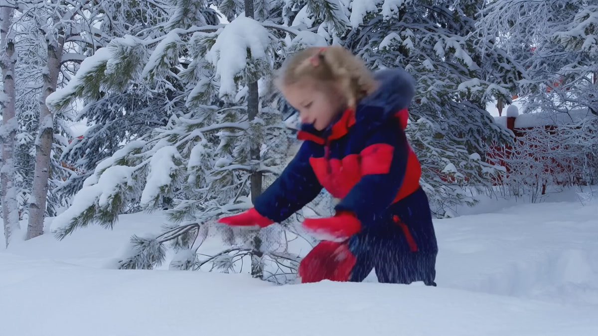 Vidéo démo de la salopette de neige DULUXE : enfant qui joue dans la neige profonde et reste au sec grâce à l'imperméabilité