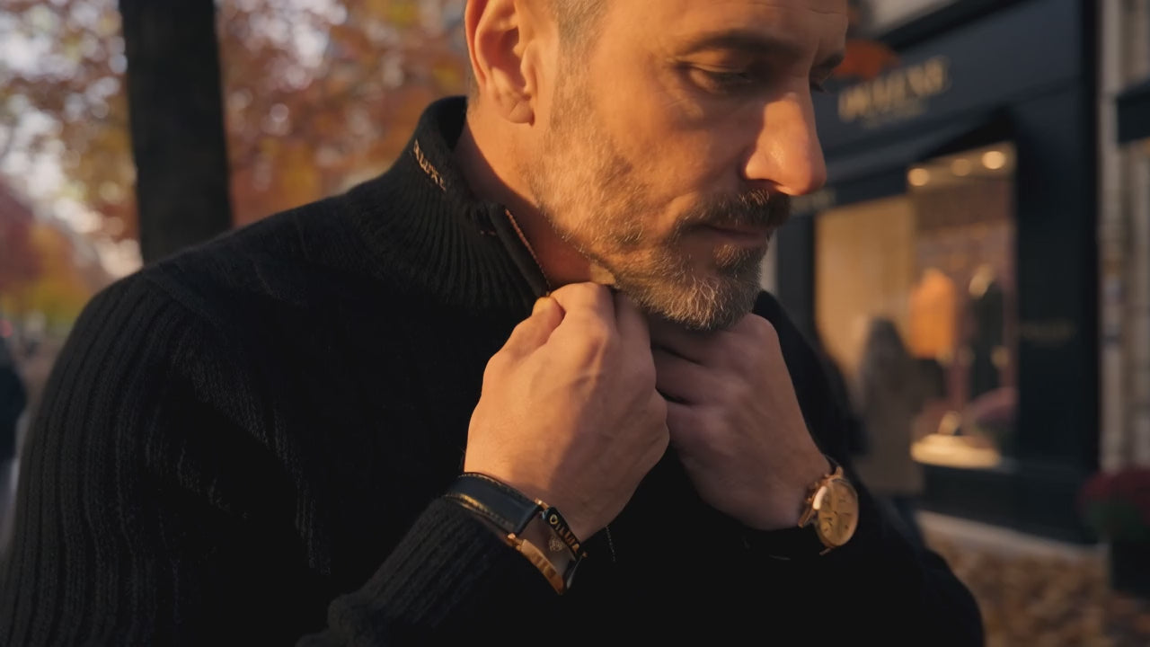 Démonstration vidéo : homme ajustant le col zippé de son pull en maille lors d'une marche automnale