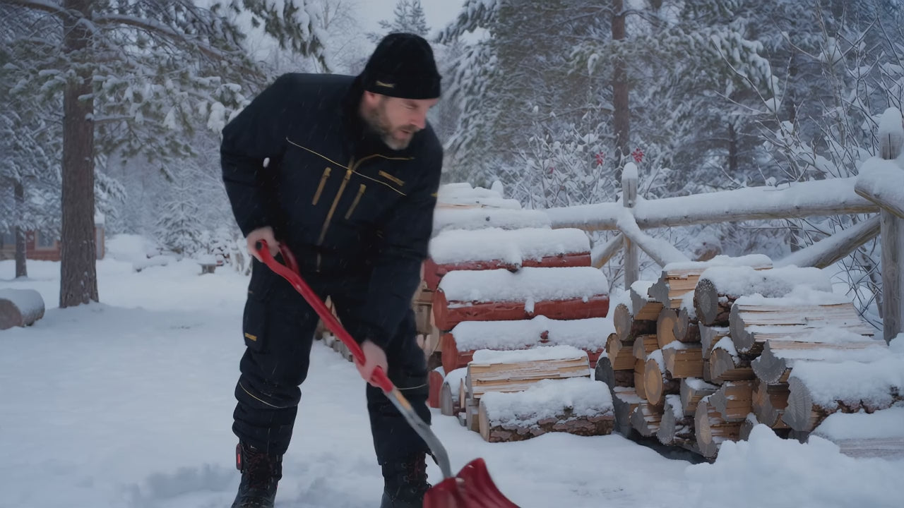 Vidéo démo : journée d'hiver confortable avec les chaussettes chauffantes, travail extérieur dans la neige puis retour au chalet