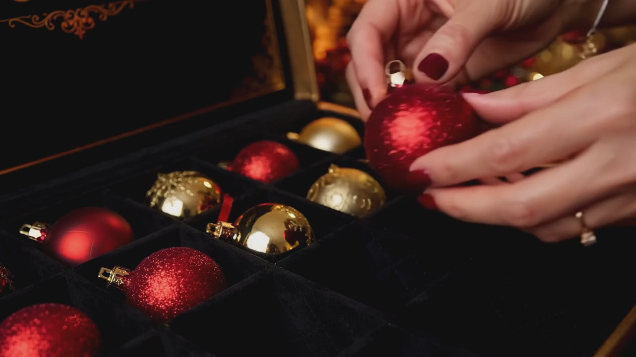 Vidéo de démonstration : rangement des ornements de Noël dans leurs compartiments rembourrés DULUXE
