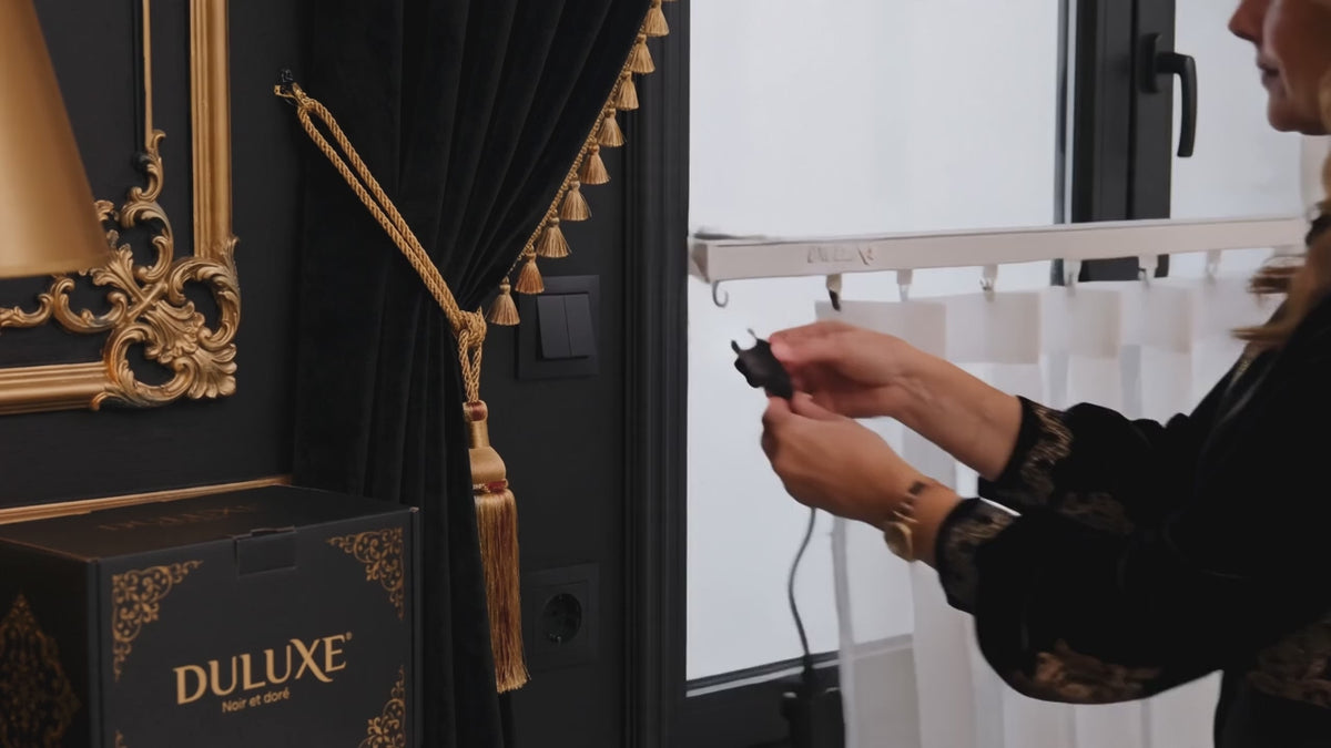 Vidéo : installation et allumage féerique du rideau lumineux de Noël DULUXE