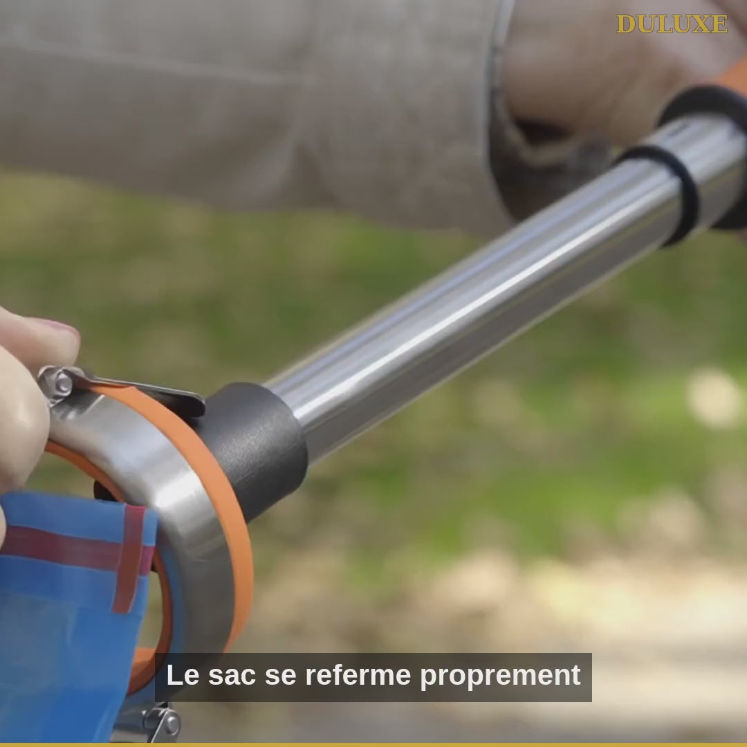 Vidéo démo de l'attrape-déjections DULUXE : anneau porte-sac, manche télescopique et rangement en français
