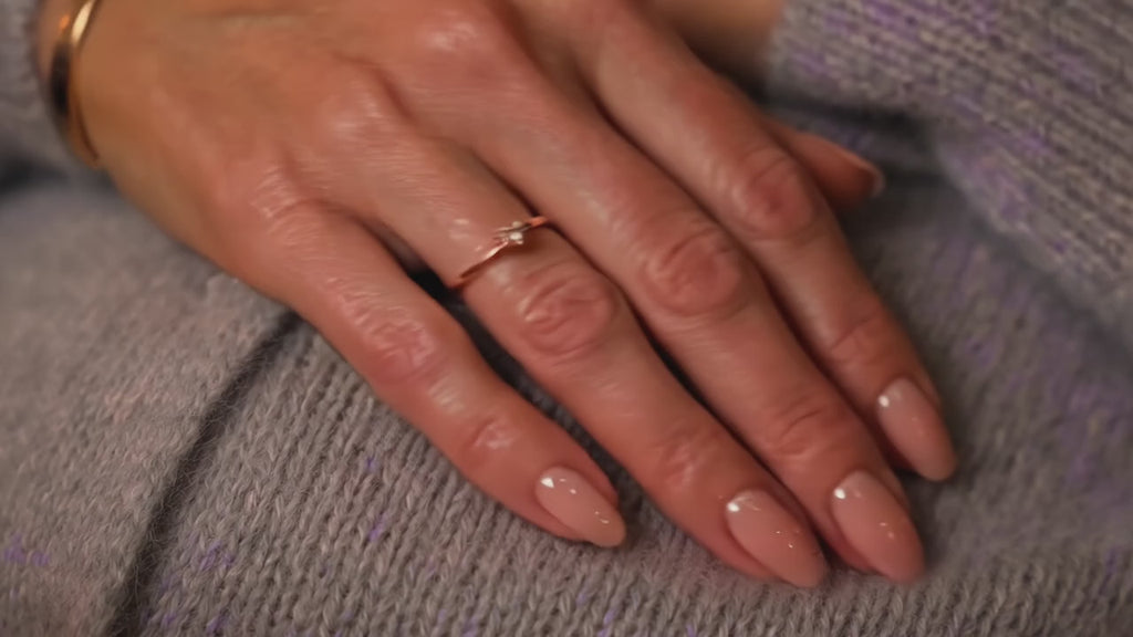 Vidéo démo de l'Ensemble Détente pour Femme DULUXE : mains caressant la maille puis plan large sur une soirée détente