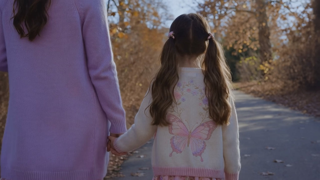 Vidéo démo du cardigan papillon DULUXE : promenade familiale en hiver doux, vue du grand papillon brodé dans le dos et des coloris