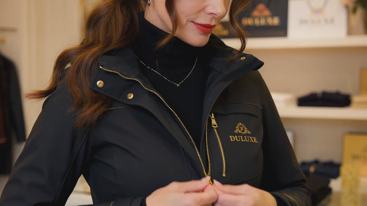 Démonstration vidéo : enfilage de la veste softshell, capuche et marche en ville automnale