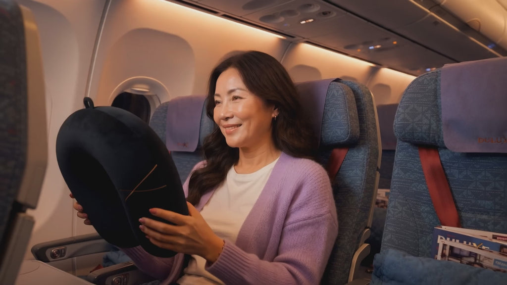 Vidéo démo DULUXE – en avion : on place l'oreiller de voyage en U autour du cou et on s'endort confortablement