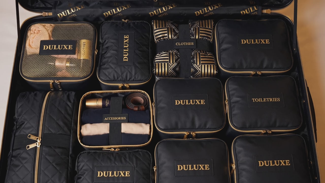 Valise impeccable rangée avec cubes d'organisation, fermeture et départ en voyage DULUXE
