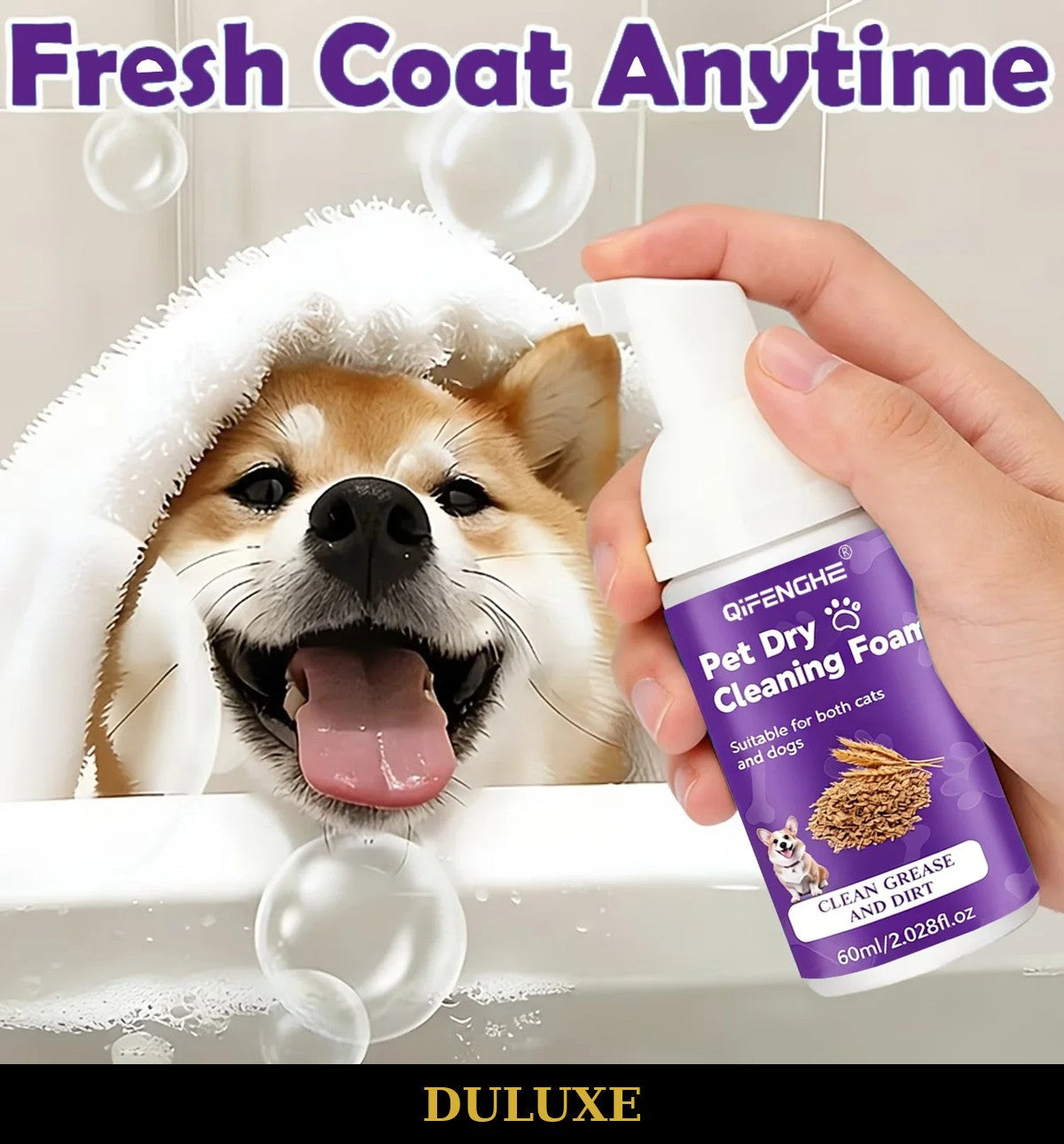 Application de la mousse nettoyante sur le pelage d'un chien